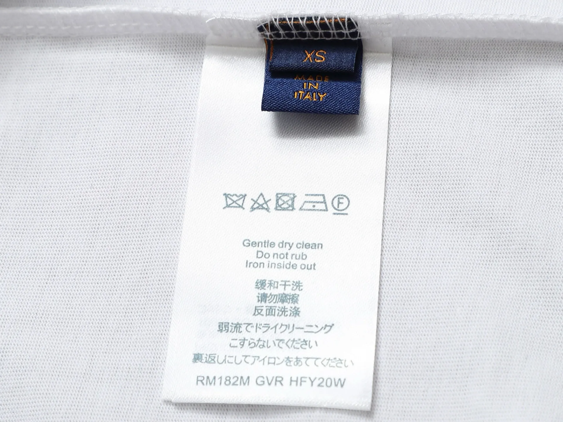 🅿️170 𝐋𝐎𝐔𝐈𝐒 𝐕𝐔𝐈𝐓𝐓𝐎𝐍 𝟐5𝐒𝐒 Printed base embroidered cursive 𝐋𝐨𝐠𝐨 short sleeve 𝐓 shirt Code number: XSSML White Black